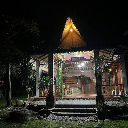 Pongo Guest House & Jungle Trekking Bukit Lawang Exterior photo