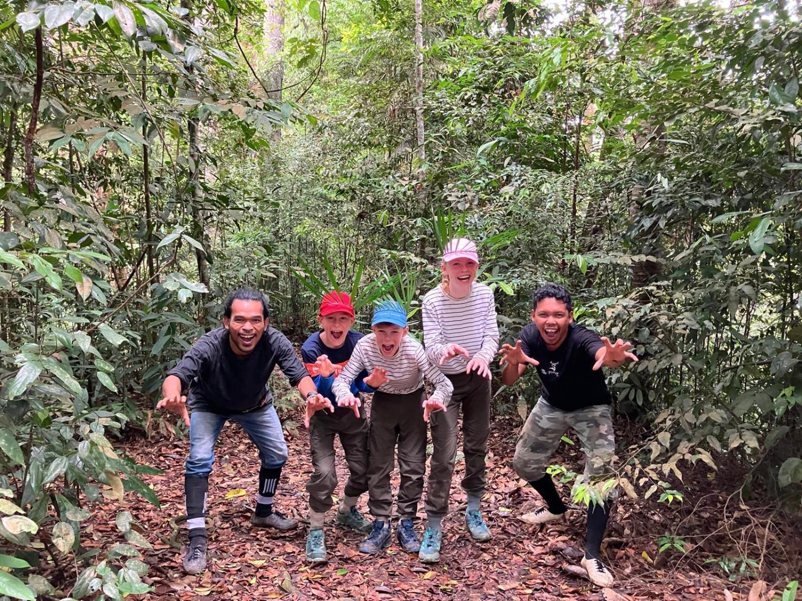 Pongo Guest House & Jungle Trekking Bukit Lawang Exterior photo